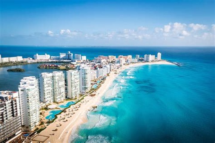 Cancun, MEXICO - "Jersey Shore" alums Vinny Guadagnino and Pauly D have a little bromance and enjoy the sunshine in Cancun, Mexico. The duo hopped on some jet skis for a little fun in the water, showing off their fit bodies. Pictured: Vinny Guadagnino, Pauly D BACKGRID USA 21 MARCH 2019 USA: +1 310 798 9111 / UK: +44 208 344 2007 / *UK Clients - Pictures Containing Children Please Pixelate Face Prior To Publication*