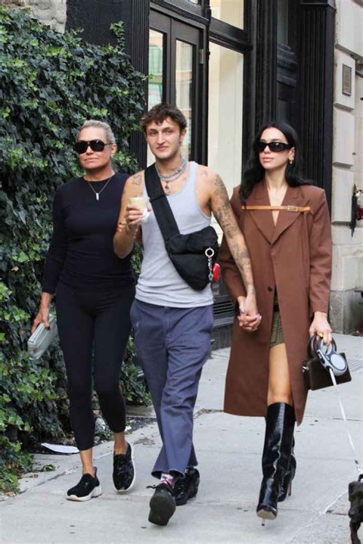 Dua Lipa, Anwar Hadid And Yolanda Hadid Walk Home From Lunch In New York City. Dua is wearing a rust trench coat, alligator boots and plaid mini skirt. Dua walks her dog on a leash. Pictured: Dua Lipa,Anwar Hadid Ref: SPL5258911 210921 NON-EXCLUSIVE Picture by: Christopher Peterson / SplashNews.com Splash News and Pictures USA: +1 310-525-5808 London: +44 (0)20 8126 1009 Berlin: +49 175 3764 166 World Rights