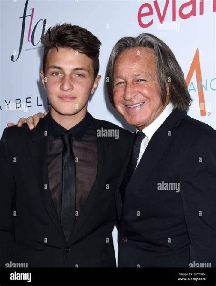 EXCLUSIVE: Anwar Hadid is seen following split announcement from Dua Lipa. Anwar was spotted grabbing a beet juice and groceries from Erewhon Organic Grocers in Los Angeles in the rain. 29 Dec 2021 Pictured: Anwar Hadid spotted for the first time, following split announcement from Dua Lipa. Photo credit: MEGA TheMegaAgency.com +1 888 505 6342 (Mega Agency TagID: MEGA816624_001.jpg) [Photo via Mega Agency]