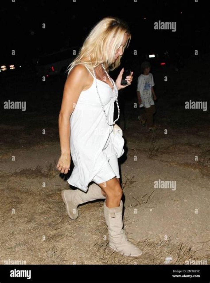 *EXCLUSIVE* Malibu, CA - Pamela Anderson is feeling all white while shopping in Malibu! Pictured: Pamela Anderson BACKGRID USA 10 APRIL 2023 BYLINE MUST READ: BACKGRID USA: +1 310 798 9111 / UK: +44 208 344 2007 / *UK Clients - Pictures Containing Children Please Pixelate Face Prior To Publication*