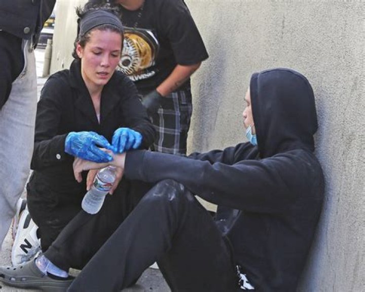 Halsey Helps A Protester