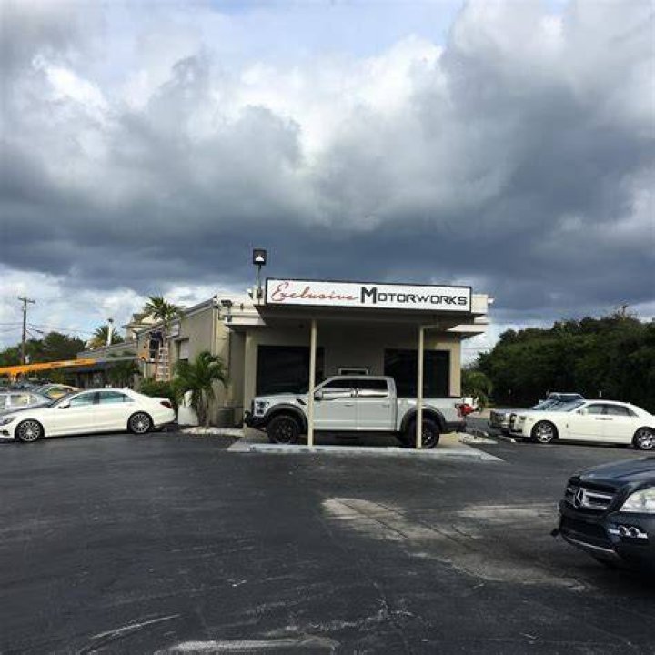 Jupiter, FL - *EXCLUSIVE* - Tyler Cameron and his friends return home after spending the day on the water fishing. Tyler showed off his summer body and fresh new tan from today. Pictured: Tyler Cameron BACKGRID USA 16 JUNE 2020 USA: +1 310 798 9111 / UK: +44 208 344 2007 / *UK Clients - Pictures Containing Children Please Pixelate Face Prior To Publication*