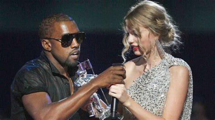 Kanye West Interrupts Taylor Swift In 2009