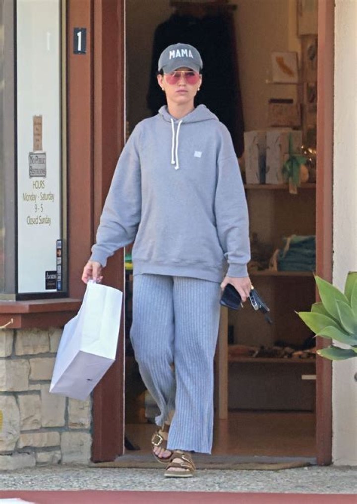 Katy Perry At A Shopping Center In Santa Barbara