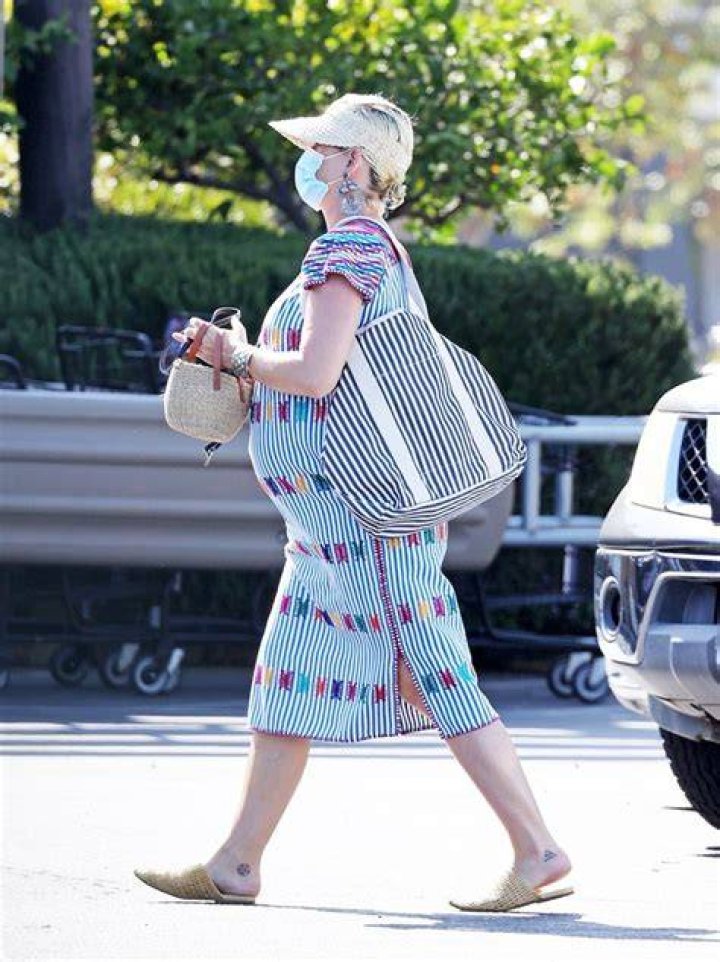 Katy Perry Grabs Groceries