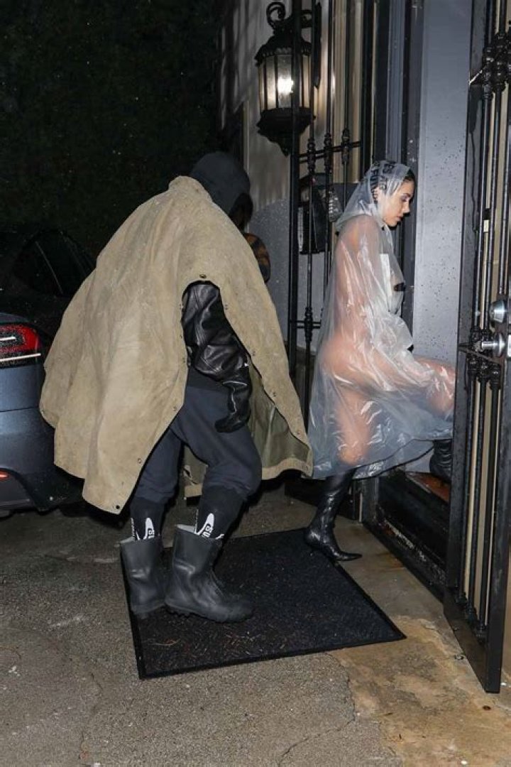 Los Angeles, CA - *EXCLUSIVE* - A smitten Demi Lovato holds hands with her boyfriend Jutes after enjoying a date night at Crossroads Kitchen in Los Angeles.Pictured: Demi Lovato, JutesBACKGRID USA 29 SEPTEMBER 2022 USA: +1 310 798 9111 / : +44 208 344 2007 / *UK Clients - Pictures Containing ChildrenPlease Pixelate Face Prior To Publication*