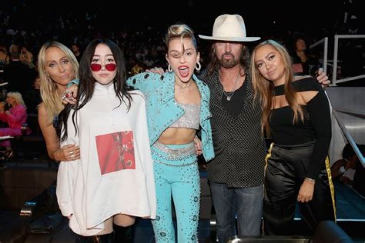 Miley Cyrus Noah Cyrus