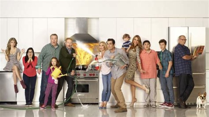 MODERN FAMILY - "Family Portrait" - Claire painstakingly plans for a new family portrait to be taken, but it seems like everything and everybody is working against her. Gloria and Manny go with Phil and Alex to a Lakers game and end up having a very awkward moment on the jumbotron; Luke interviews Jay for a school project, and Cameron gets a gig as a wedding singer while Mitchell is home alone with Lily and a wayward pigeon, on the Season Finale of "Modern Family," WEDNESDAY, MAY 19 (9:00-9:30 p.m., ET), on the ABC Television Network. (ABC/DANNY FELD)ARIEL WINTER, SARAH HYLAND