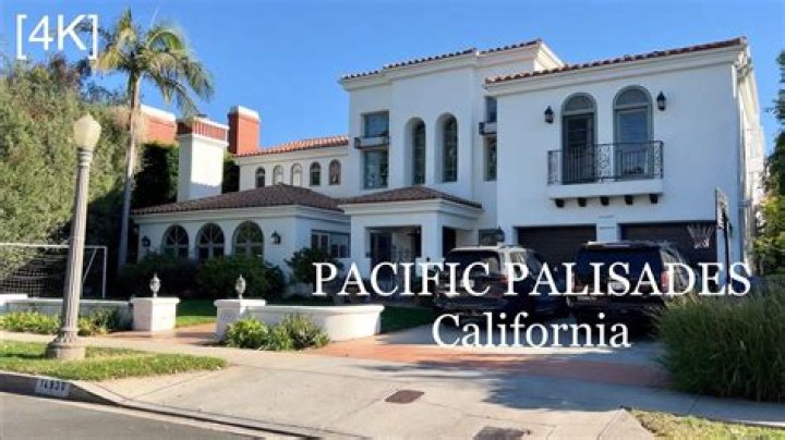 Pacific Palisades, CA - *EXCLUSIVE* - Chris Pratt enjoys Sunday morning with his family as they go to the Farmers Market in Pacific Palisades. Pictured: Chris Pratt, Katherine Schwarzenegger BACKGRID USA 23 JULY 2023 USA: +1 310 798 9111 / UK: +44 208 344 2007 / *UK Clients - Pictures Containing Children Please Pixelate Face Prior To Publication*
