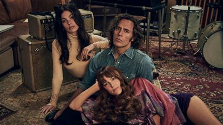 Sam Claflin (Billy Dunne), Riley Keough (Daisy Jones)