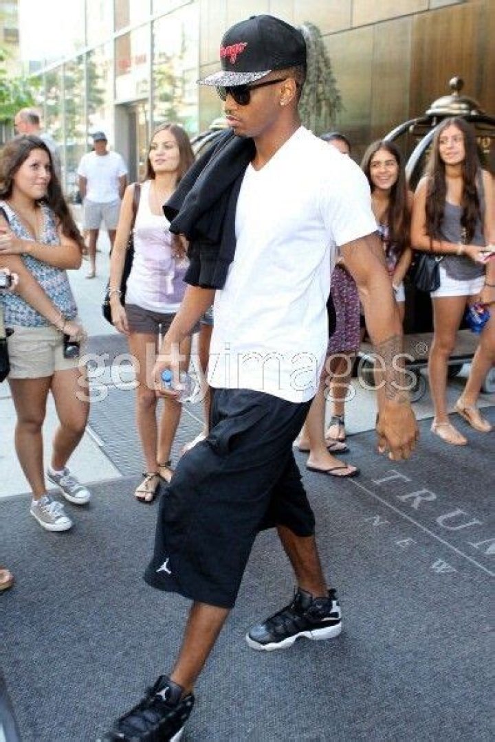 Trey Songz walking while wearing a face mask