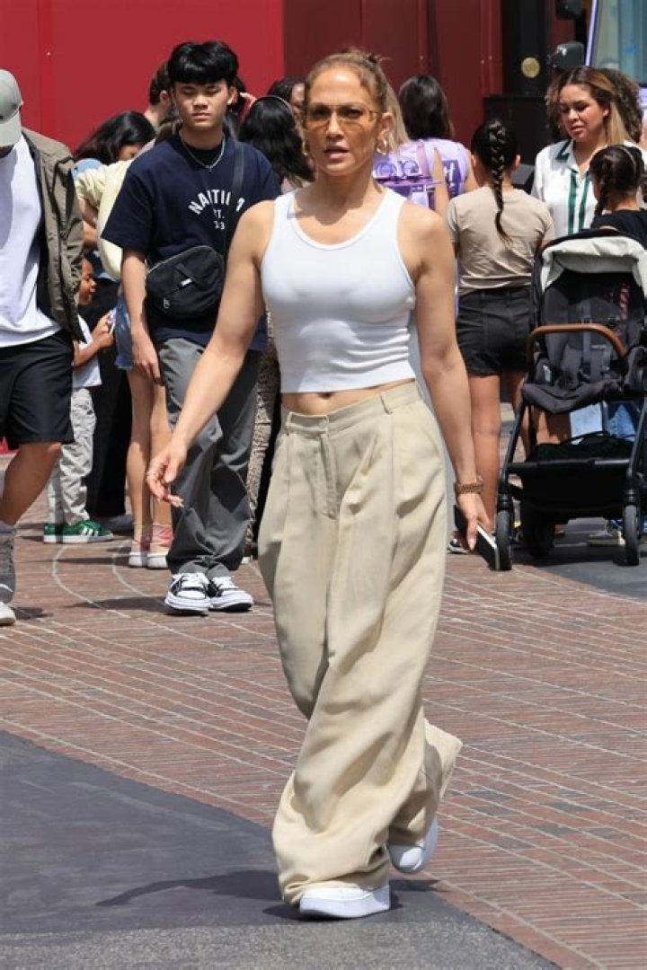 West Hollywood, CA - Jennifer Lopez has lunch with Ben Affleck and Jennifer Garner's daughter Violet Affleck at The Ivy in West Hollywood. Pictured: Jennifer Lopez, Violet Affleck BACKGRID USA 12 JULY 2023 USA: +1 310 798 9111 / UK: +44 208 344 2007 / *UK Clients - Pictures Containing Children Please Pixelate Face Prior To Publication*