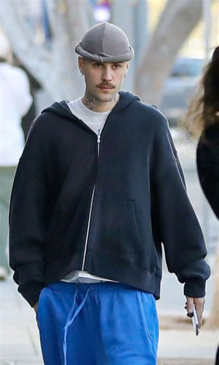 West Hollywood, CA - Justin Bieber gets a parking ticket while out for brunch with a friend at the Great White. Pictured: Justin Bieber BACKGRID USA 3 MAY 2023 USA: +1 310 798 9111 / UK: +44 208 344 2007 / *UK Clients - Pictures Containing Children Please Pixelate Face Prior To Publication*